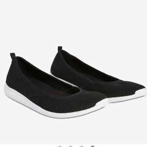 Joe Fresh Black & White Slip On Sneakers - Size 6 - News